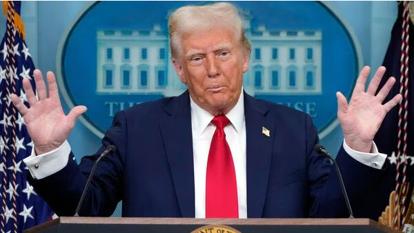 அரசு ஊழியர்களே நீங்களே வேலையை விட்டு போய்டுங்க.. 8 மாச சம்பளம் தரோம்.. டிரம்ப் அதிரடி..!