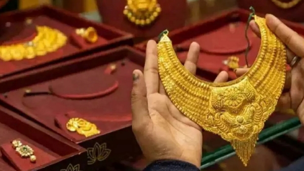 தங்கம் வாங்க காத்திருப்போருக்கு அடுத்தடுத்த ஷாக்.. ரூ.65000-ஐ நெருங்கும் 22 காரட்..!!