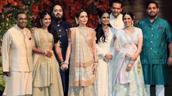 முகேஷ் அம்பானியின் பிள்ளைகளில் யார் பணக்காரர் தெரியுமா? சம்பளத்தை கேட்டா தலையே சுத்தும்!