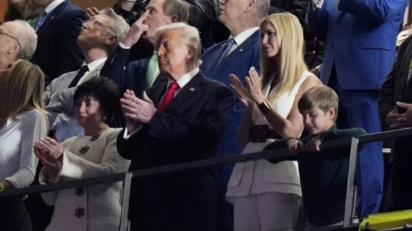 வரலாற்று சாதனை படைத்த டொனால்ட் டிரம்ப்..  NFL சூப்பர் பவுலில் தரமான சம்பவம்..!