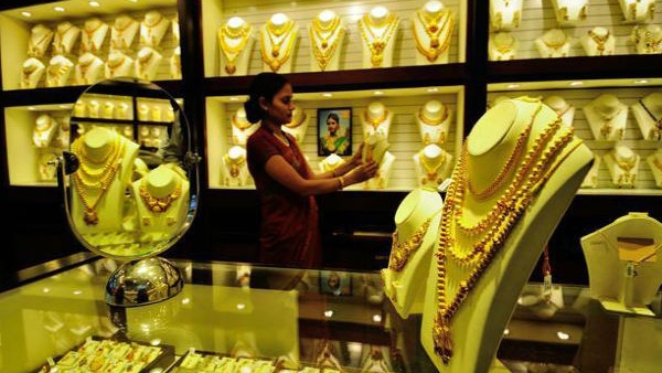 உருகும் நகை கடை பங்குகளின் விலை.. பலத்த அடி வாங்கிய சென்கோ, கல்யாண், பிஎன் காட்கில்..!