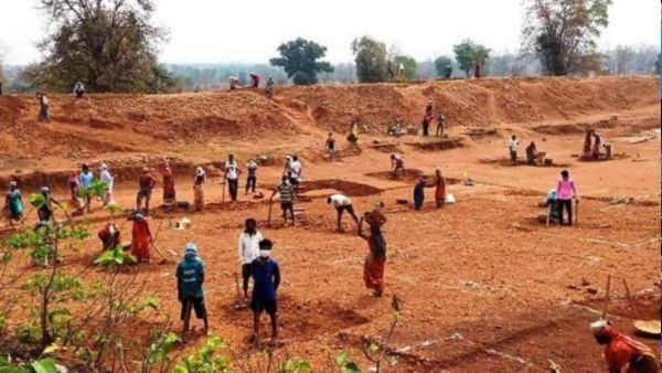 100 நாள் வேலை திட்டத்தின் சம்பளம் ரூ. 336-ஆக உயர்வு.. பெண்களுக்கு அரசு வழங்கிய அசத்தல் அப்டேட்!