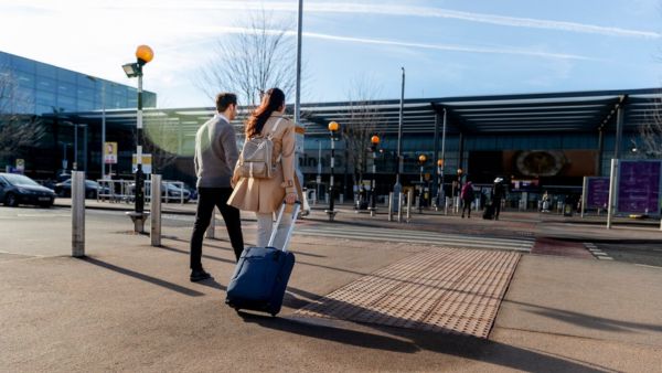 லண்டன் ஹீத்ரோ விமான நிலையத்தில் தீ விபத்து.. 1351 விமான சேவைகள் பாதிப்பு.. !!