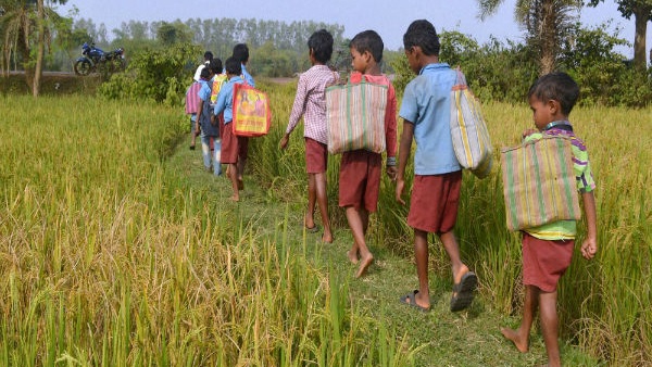 கிராமப்புற மாணவர்களின் வாழ்வில் மாற்றத்தை ஏற்படுத்தி வரும் மதுரை பெண்..!
