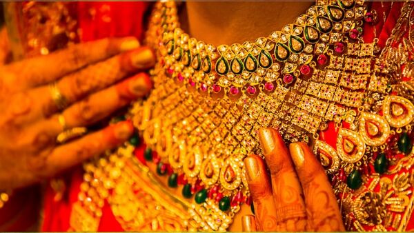  தங்கத்தின் விலை உயர்வு!.. பழைய நகைகளை விற்று தள்ளும் மக்கள்.! எப்போதுதான் விடிவுகாலமோ?