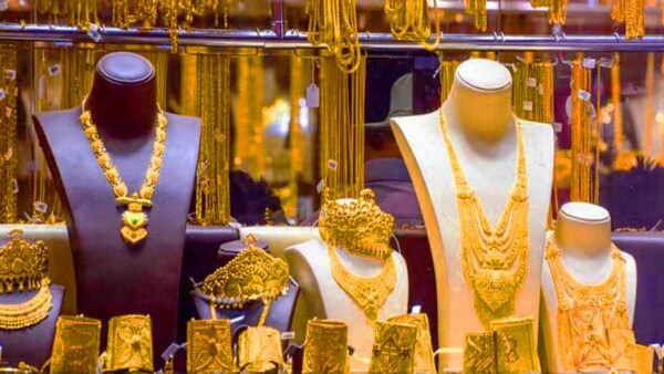 தங்கம் வாங்க இதுதான் நல்ல டைம்!. விலை குறைப்பு!. ஒரு சவரன் எவ்வளவு தெரியுமா..?