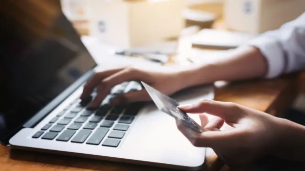 அதுக்குன்னு இப்படியா ஏமாறுவாங்க? ரூ.1000 அமேசான் வவுச்சருக்கு ஆசைப்பட்டு ரூ.51 லட்சத்தை இழந்த பெண்! 