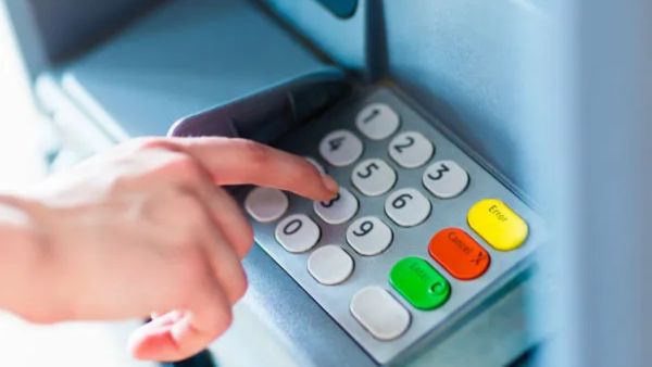அடிக்கடி ATM பயன்படுத்துபவரா நீங்கள்? மே 1-ஆம் தேதி முதல் சேவை கட்டணம் உயரப் போகுது!