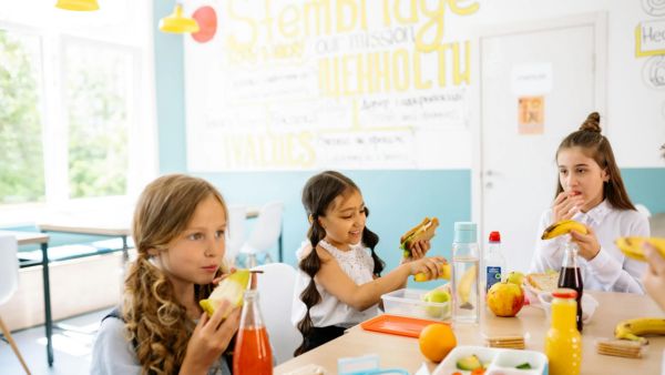 அதிக சம்பளம் தரும் வேலையை உதறிவிட்டு கேன்டீனில் பணியாற்றும் கிராஜுவேட்.! ஏன் தெரியுமா..?