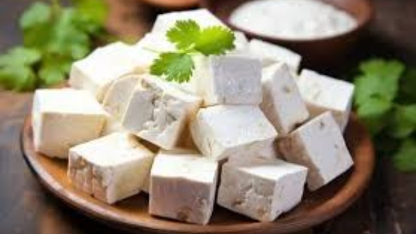 இவங்கள நம்பி எதுவும் சாப்பிட முடியாது போலயே!! நாட்டில் அதிகரிக்கும் போலி பன்னீர்!!