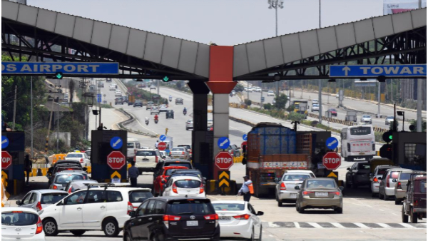 பெங்களூரு விமான நிலைய சுங்கச்சாவடி கட்டணம் உயர்வு.. இனி  பயணிகளுக்கு கூடுதல் செலவு.!!