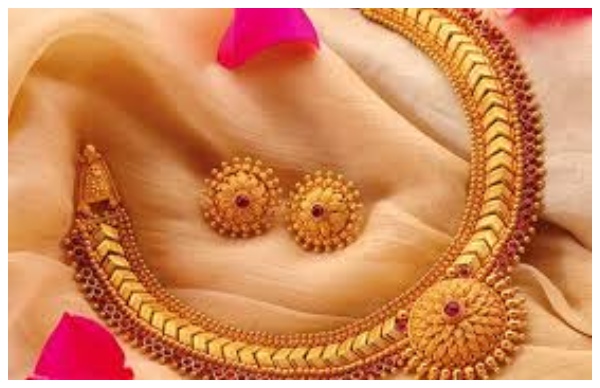 அட  தங்கம் இந்த அளவுக்கு குறையுமா..?  இனி இறங்குமுகம்தான்... அடிச்சு சொல்லும் நிபுணர்கள்