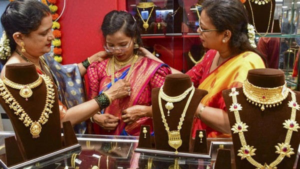  தங்கம் வாங்குவோருக்கு மீண்டும் அதிர்ச்சி.. சவரனுக்கு ரூ.400-க்கும் மேல் எகிறிய தங்கம்..!!