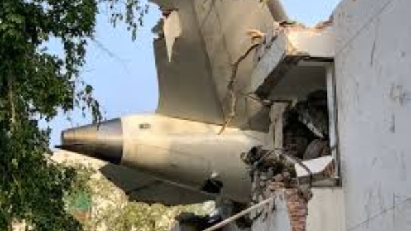 ஏர் இந்தியா விமான விபத்து: 8 மாத குழந்தையை தீயில் இருந்து காப்பாற்ற தன்னையே கவசமாக்கிய தாய்..