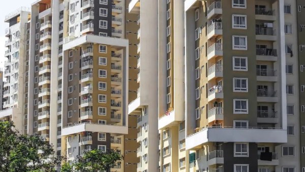 பெங்களூருவில் வீடு விலை உயர்வதற்கு இவர்கள்தான் முக்கிய காரணம்.. வறுத்தெடுக்கும் நெட்டிசன்கள்..!!