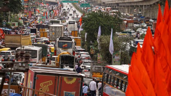 1.5 கிமீ பயணிக்க 3 லிட்டர் பெட்ரோல் வீண்.. 3-6 கிமீ வரை மட்டுமே மைலேஜ்.. கதறும் வாகன ஓட்டிகள்..!! 1.5 கிமீ பயணிக்க 3 லிட்டர் பெட்ரோல் வீண்.. 3-6 கிமீ வரை மட்டுமே மைலேஜ்.. கதறும் வாகன ஓட்டிகள்..!!