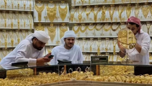 துபாய் தங்கம்: ரூ.9,397-க்கு வாங்கலாம்.. ஆனால் இந்தியாவுக்குக் கொண்டு வருவது அவ்வளவு எளிதல்ல.!! துபாய் தங்கம்: ரூ.9,397-க்கு வாங்கலாம்.. ஆனால் இந்தியாவுக்குக் கொண்டு வருவது அவ்வளவு எளிதல்ல.!!