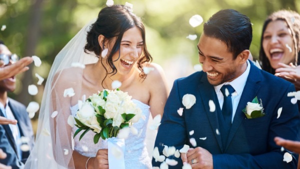 இது ரொம்ப டூ மச்.. மணமக்களே இல்லாமல் திருமண விழா.. இதுதான் இப்போ ட்ரெண்டாம்..!!