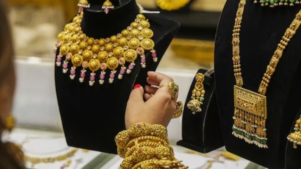 தங்கம் வாங்குவோருக்கு இன்னைக்கு அதிர்ஷ்டம்.. மீண்டும் குறைந்த தங்கம்..!! தங்கம் வாங்குவோருக்கு இன்னைக்கு அதிர்ஷ்டம்.. மீண்டும் குறைந்த தங்கம்..!!