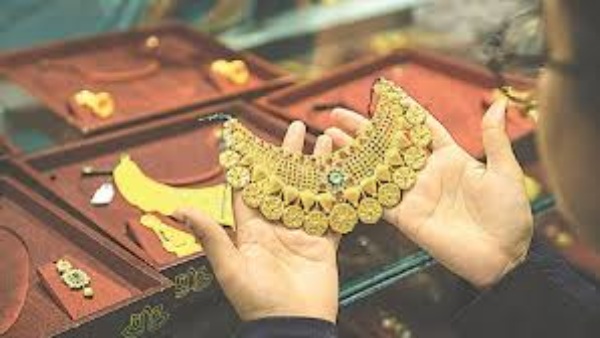 தங்கம் ,வெள்ளி விலை தடாலடி உயர்வு! ஒரு சவரன் தங்கம் மீண்டும் ரூ.73,000-ஐ கடந்தது..மக்கள் அதிர்ச்சி!!