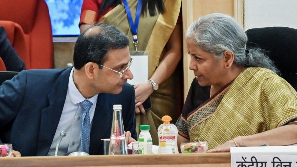 கடன்களுக்கான வட்டி மேலும் குறைகிறதா? மத்திய நிதி அமைச்சகம் வெளியிட்ட நற்செய்தி!!