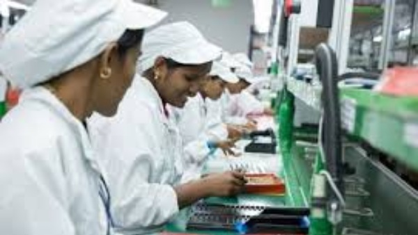 ரூ.30,000 கோடி முதலீடு..60,000 பேருக்கு வேலைவாய்ப்பு - தமிழ்நாட்டை நோக்கி ஓடி வரும் நிறுவனங்கள் ரூ.30,000 கோடி முதலீடு..60,000 பேருக்கு வேலைவாய்ப்பு - தமிழ்நாட்டை நோக்கி ஓடி வரும் நிறுவனங்கள்