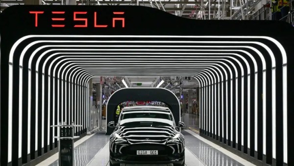 Tesla: இந்தியாவில் திறக்கப்பட்ட முதல் டெஸ்லா ஷோரூம்.. கார் விலைய கேட்ட ஆடிப்போயிருவீங்க.!!