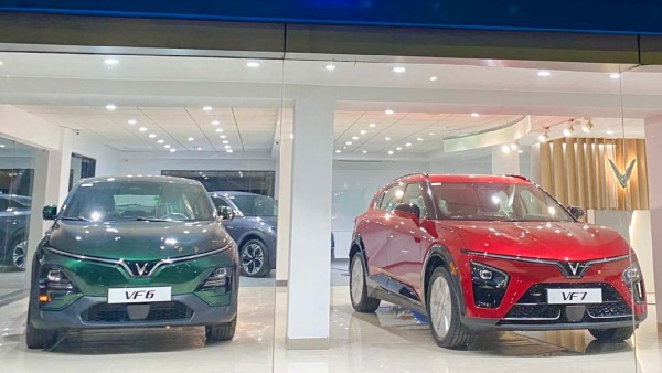 சபாஷ் சரியான போட்டி!! டெஸ்லா ஷோரூம் திறந்த உடனே வின்ஃபாஸ்ட் செய்த வேலையை பார்த்தீங்களா?