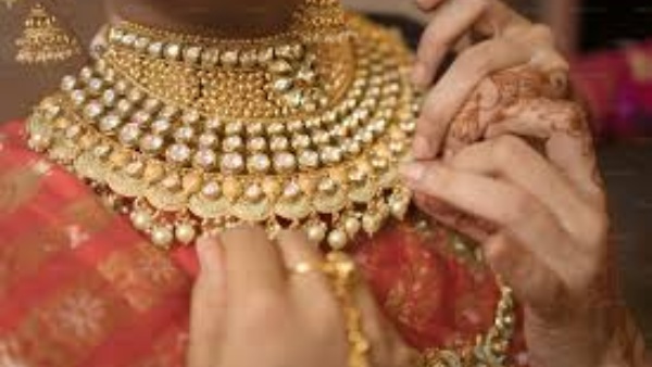 சனி, ஞாயிறு தங்கம் வாங்க காத்திருந்தவர்களுக்கு ஷாக்.. ஒரே நாளில் ரூ.1,000க்கும் மேல் விலை உயர்வு..