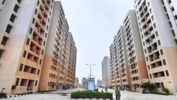 கனவு இல்லம் எட்டு வருடத் தாமதம்.. ரூ.32 லட்சம் பிளாட்டுக்கு ரூ.26 லட்சம் வட்டி இழப்பீடு!