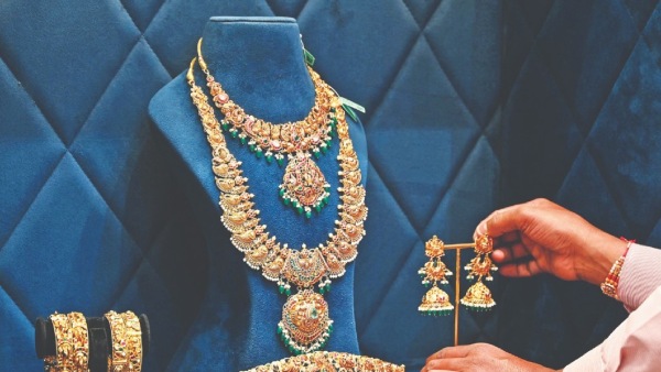 தங்கம் வாங்குவோருக்கு விழுந்த பேரிடி.. ஒரு கிராம் ரூ.10000-ஐ தொட்டது.. இன்று மட்டும் ரூ.1120 உயர்வு!