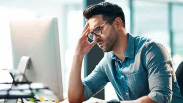 முன் அனுமதியின்றி விடுமுறை எடுத்த அரசு ஊழியர்.. மிரட்டும் தொனியில் மின்னஞ்சல் அனுப்பிய HR..!!