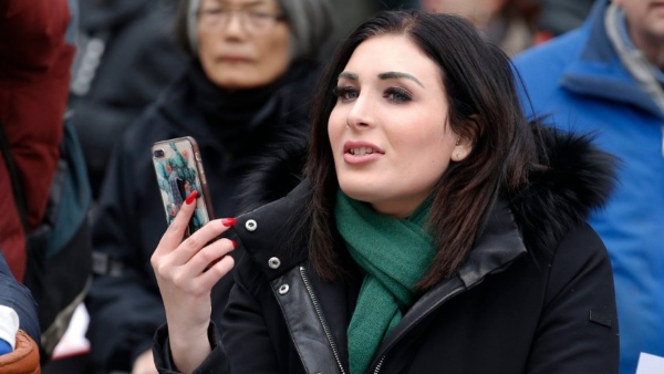 இந்திய ஐடி அவுட்சோர்சிங்கிற்கு டிரம்ப் தடை? பரபரப்பை கிளப்பும் லாரா லூமரின் அறிக்கை!