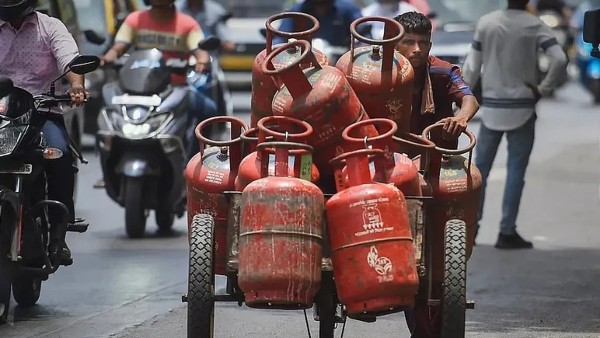 சமையல் எரிவாயு விலை குறைப்பு.. உணவகங்கள் மற்றும் டீ கடைகளுக்கு ஸ்வீட் நியூஸ்..!!
