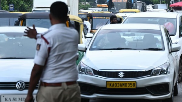 பெங்களூரு டிராபிக் பிரச்சனைக்கு புது தீர்வு!! கார்ல போறவங்களுக்கு ஆப்பு!!