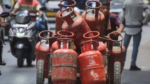 பண்டிகை காலங்களில் கூட இப்படியா? அதிரடியாக உயர்ந்த கேஸ் சிலிண்டர் விலை.. புதிய விலை எவ்வளவு..?