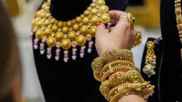 நாள்தோறும் புதிய உச்சம் தொடும் தங்கம்! மக்களை நகை வாங்க வைக்க விற்பனையாளர்கள் புதிய திட்டம்!!