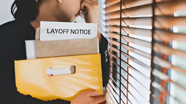 போன மாசம் பிரமோஷன், இந்த மாசம் லே ஆஃப்!! அதிகாலை 3 மணிக்கு வந்த SMSஆல் அதிர்ந்து போன ஊழியர்..!