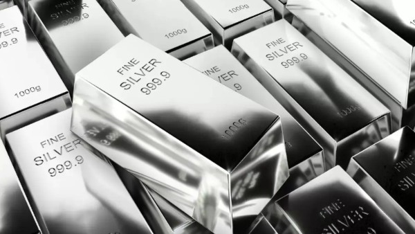 தங்கத்தை தாண்டி ஜொலிக்கும் வெள்ளி.. 70% ஏற்றத்திற்குப் பிறகு இன்னும் 20% உயருமாம்.!