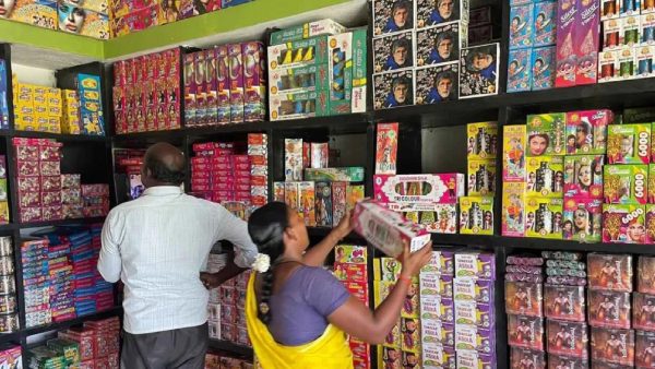 சிவகாசியில் இப்படி ஒரு பட்டாசு நிறுவனமா..? வெறும் 20 நாட்களில் ரூ.300 கோடி வருமானம்..!! சிவகாசியில் இப்படி ஒரு பட்டாசு நிறுவனமா..? வெறும் 20 நாட்களில் ரூ.300 கோடி வருமானம்..!!