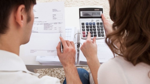 வரியை குறைக்க மனைவியின் வங்கிக் கணக்கிற்கு பணத்தை மாற்றுவது சட்டப்பூர்வமானதா? சட்டம் என்ன சொல்கிறது?