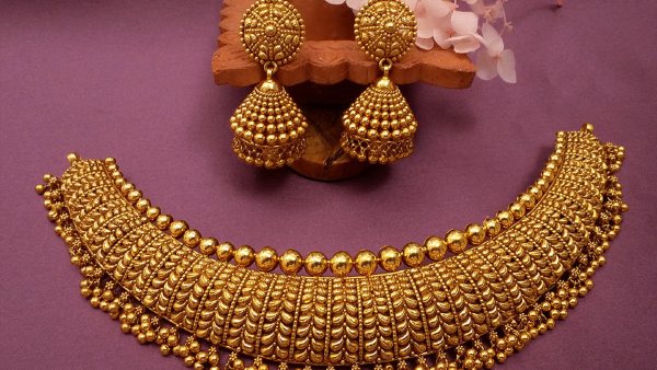 தலைசுற்ற வைக்கும் தங்கம் விலை: கிராம் ரூ.15,000ஐ நெருங்கியதால் மக்கள் அதிர்ச்சி!! இனிமே இப்படிதானா?