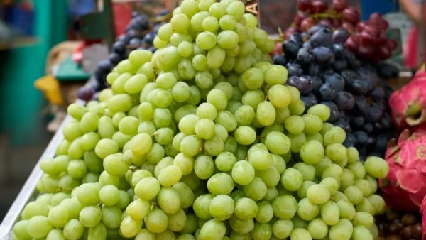 அடித்து பிடித்து திராட்சை வாங்கிய மக்கள்.. டிசம்பர் 31 இரவில் OUT OF STOCK..!!