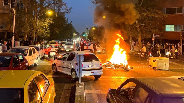  பற்றி எரியும் ஈரான்.. வெடித்தது மக்கள் போராட்டம்.. என்ன காரணம்..?