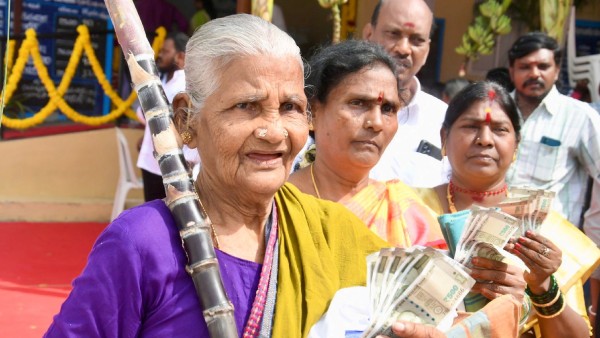 பொங்கல் பரிசு: கை விரல் ரேகை பதிவாகாத முதியவர்களுக்கு பணம் வழங்குவது எப்படி? அரசு முக்கிய உத்தரவு