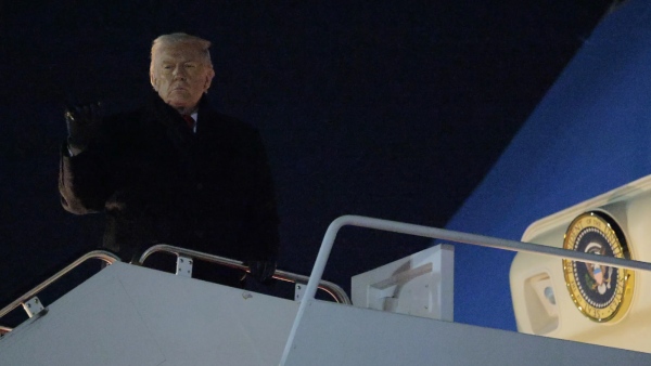 டிரம்ப் விமானத்தில் கோளாறு.. அவசரமாக தரையிறக்கப்பட்ட  ஏர் ஃபோர்ஸ் ஒன் விமானம்..!!