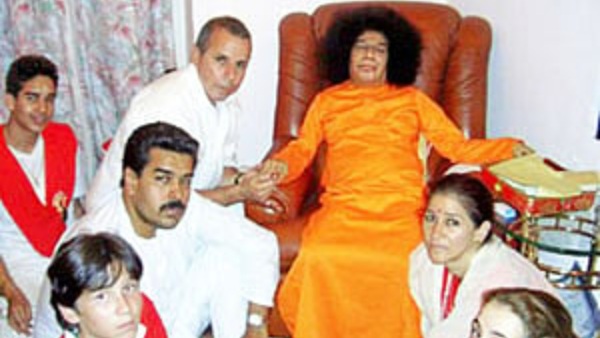 அமெரிக்கா சிறைபிடித்த நிக்கோலஸ் மதுரோவுக்கும் இந்தியாவின் சத்ய சாய்பாபாவுக்கும் இப்படி ஒரு தொடர்பா?