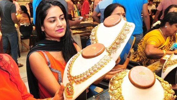 தங்க நகை சந்தையே மாறி போச்சு!! இப்போ மக்கள் இதை தான் அதிகமா வாங்குறாங்க: நகை விற்பனையாளர்கள் தகவல்!!