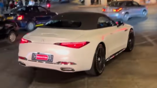 பரபரப்பான சாலையில் காஸ்ட்லீ காருக்குள் இருந்தது அவரா!!