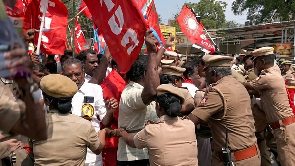 பொது வேலைநிறுத்தம்:தமிழக – கேரள எல்லையில் போக்குவரத்து பாதிப்பு,ரயில் மறியலில் ஈடுபட்டவர்கள் கைது